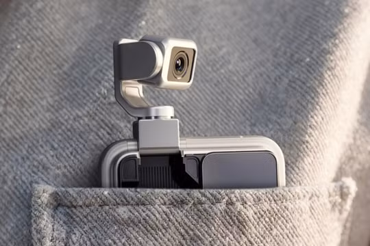 Chiếc điện thoại hỗ trợ AI của Honor, Robot Phone, có camera gắn gimbal có thể gập lại. Ảnh: SCMP.