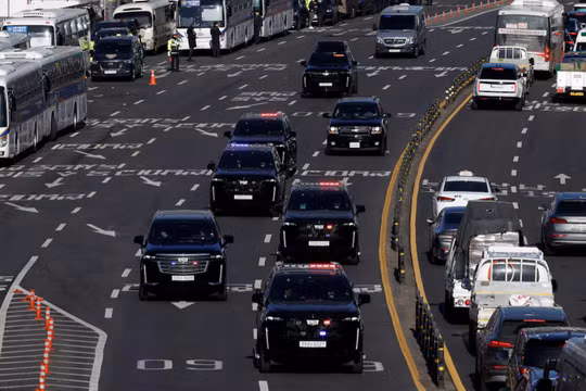 Đoàn xe được cho là chở Tổng thống Hàn Quốc bị luận tội Yoon Suk Yeol đi trên một con đường ở Seoul, Hàn Quốc, ngày 15/1. Ảnh Reuters.