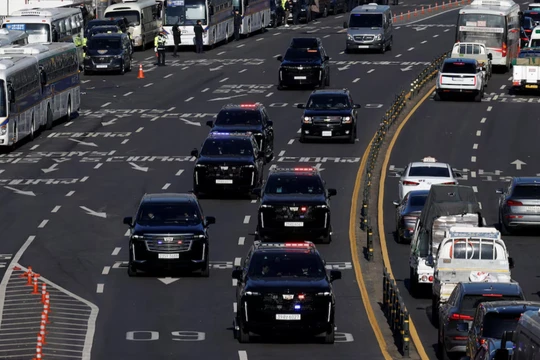 Đoàn xe được cho là chở Tổng thống Hàn Quốc bị luận tội Yoon Suk Yeol đi trên một con đường ở Seoul, Hàn Quốc, ngày 15/1. Ảnh Reuters.