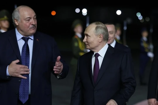 Tổng thống Belarus Alexander Lukashenko chào đón người đồng cấp Nga Vladimir Putin tại sân bay Minsk, ngày 23/5 (Ảnh: Sputnik)