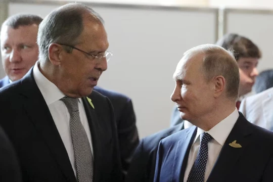 Ngoại trưởng Nga Sergei Lavrov và Tổng thống Vladimir Putin. Ảnh: Reuters.