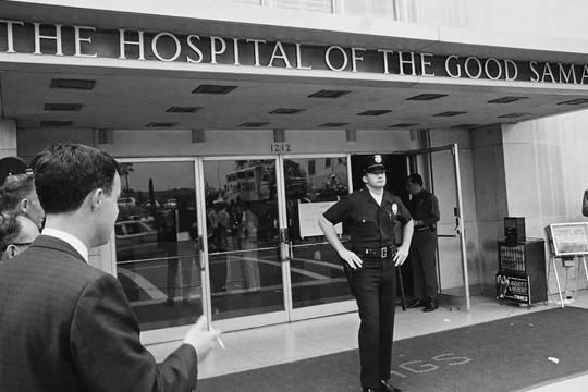 Phóng viên tụ tập bên ngoài Bệnh viện Good Samaritan, nơi Robert F. Kennedy được chuyển đến sau khi ông bị bắn trong Chiến dịch tranh cử Tổng thống vào ngày 5/6/1968 tại Los Angeles, California (Ảnh: Getty)