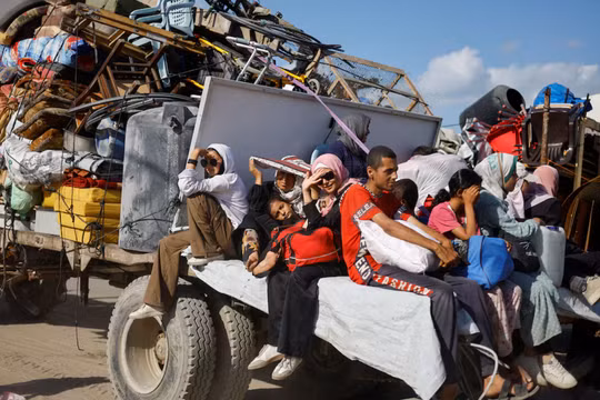 Người dân Palestine di tản, chạy trốn khỏi miền bắc Gaza do một chiến dịch quân sự của Israel, sau khi lực lượng Israel ra lệnh cho cư dân Thành phố Gaza di tản về phía nam, ở trung tâm Dải Gaza, ngày 21/9. Ảnh: Reuters.