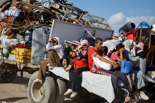 Người dân Palestine di tản, chạy trốn khỏi miền bắc Gaza do một chiến dịch quân sự của Israel, sau khi lực lượng Israel ra lệnh cho cư dân Thành phố Gaza di tản về phía nam, ở trung tâm Dải Gaza, ngày 21/9. Ảnh: Reuters.