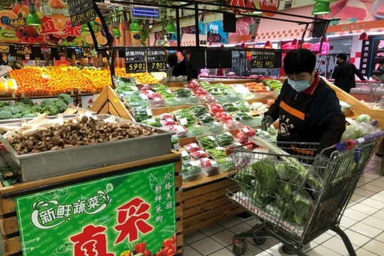 Một người đi siêu thị tại Trung Quốc đầu năm 2020. Ảnh: FAO.