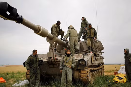 Binh sĩ Israel tại khu vực gần biên giới với Dải Gaza (Ảnh: RT)