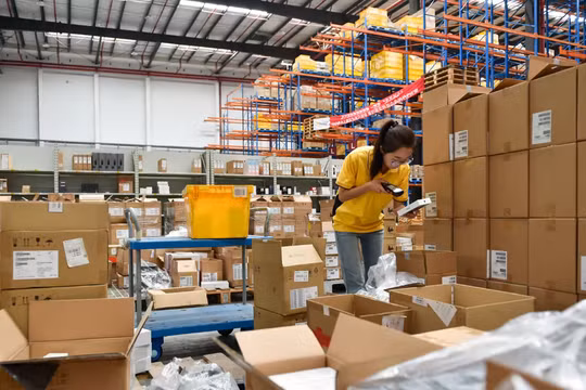 Sức ép kinh tế đang làm giảm nhu cầu mua sắm trực tuyến ở Trung Quốc (Ảnh: Getty)