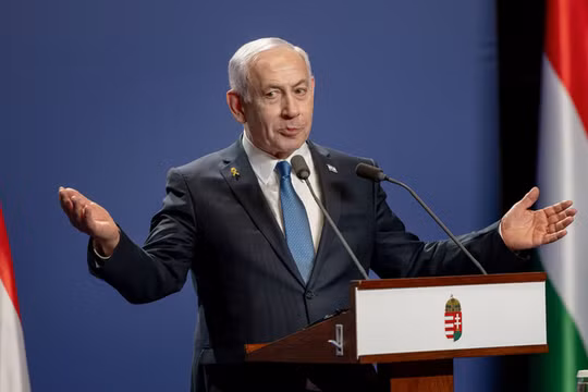 Thủ tướng Israel Benjamin Netanyahu phát biểu trong cuộc họp báo cùng người đồng cấp Hungary Viktor Orban tại Budapest. Ảnh: Getty.