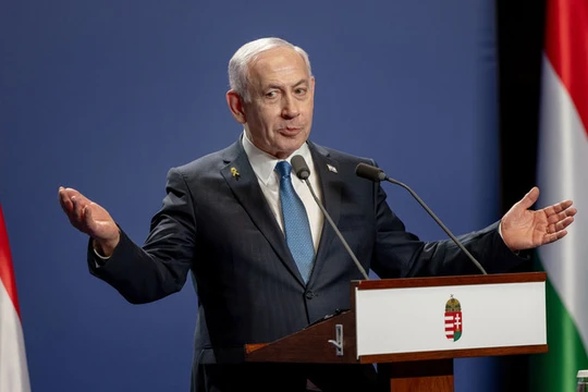 Thủ tướng Israel Benjamin Netanyahu phát biểu trong cuộc họp báo cùng người đồng cấp Hungary Viktor Orban tại Budapest. Ảnh: Getty.