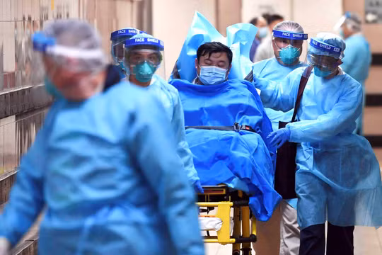 Một bệnh nhân được chuyển tới điều trị tại bệnh viện Queen Elizabeth, Hong Kong hôm 25/1 (Ảnh: Nikkei)