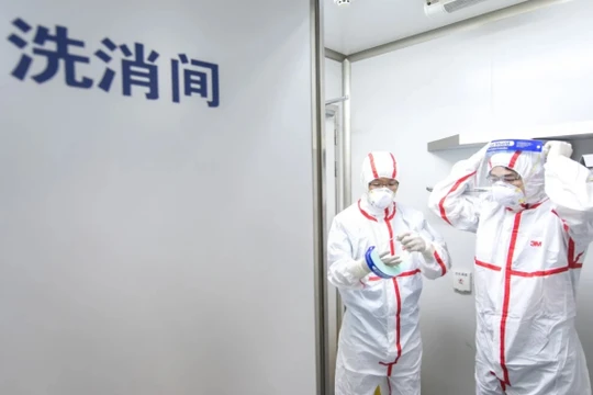 Các nhà nghiên cứu tại Viện Virus Vũ Hán phải trải qua nhiều quy trình an toàn cực kỳ khắt khe (Ảnh: SCMP)