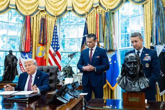 Tổng thống Mỹ Donald Trump đã ký sắc lệnh hành pháp để đổi tên Bộ Quốc phòng thành Bộ Chiến tranh. Nếu không được Quốc hội phê chuẩn, tên gọi mới này sẽ chỉ mang tính nghi lễ. Ảnh: NYTimes.