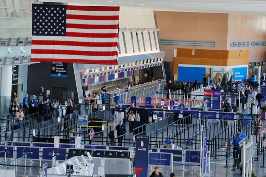 Các hãng hàng không hủy chuyến bay tại 40 sân bay lớn sau khi chính phủ áp dụng lệnh cắt giảm chưa từng có đối với hoạt động du lịch hàng không, với lý do lo ngại về an toàn kiểm soát không lưu do tình trạng đóng cửa chính phủ kéo dài. Ảnh: Reuters.