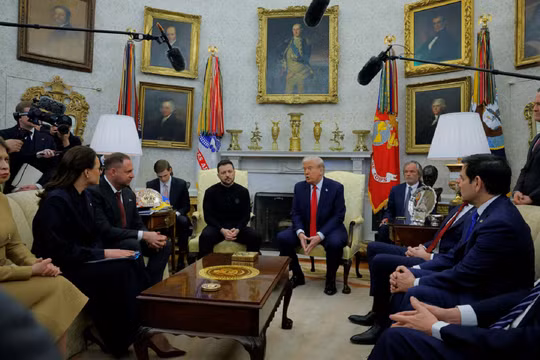 Tổng thống Donald Trump gặp Tổng thống Ukraine Volodymyr Zelensky tại Phòng Bầu dục hôm 28/2. Bên trên là các bức chân dung Tổng thống, trong đó có James K. Polk (trên, bên phải). Ảnh: Reuters.