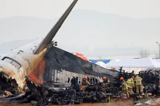 Nhân viên cứu hộ làm việc tại hiện trường nơi một chiếc máy bay trượt khỏi đường băng và rơi tại Sân bay quốc tế Muan, ở Muan, Hàn Quốc, vào ngày 30/12/2024. Ảnh: Reuters.