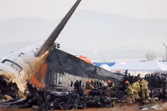 Nhân viên cứu hộ làm việc tại hiện trường nơi một chiếc máy bay trượt khỏi đường băng và rơi tại Sân bay quốc tế Muan, ở Muan, Hàn Quốc, vào ngày 30/12/2024. Ảnh: Reuters.