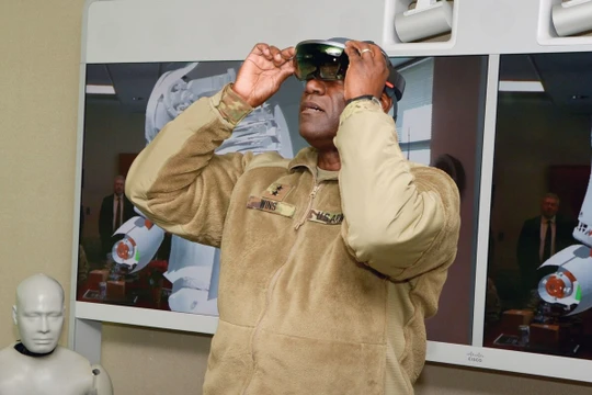 Một thiết bị IVAS được trang bị bộ cảm biến và hệ thống hiển thị (Ảnh: Defense News)