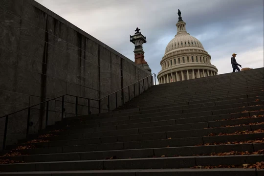 Một người đi bộ dạo qua Quảng trường East Front vào sáng ngày 10/11, trên Đồi Capitol ở Washington, DC. Ảnh: Getty.