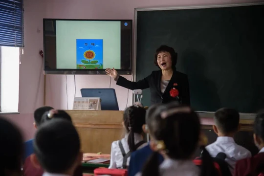 Giáo viên giảng bài trong một tiết học ở cấp tiểu học Triều Tiên. Ảnh: AFP.