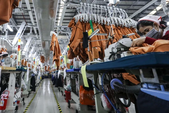 Nhiều người ở Trung Quốc lo ngại về khả năng bị mất danh hiệu "công xưởng thế giới" vào tay Việt Nam (Ảnh: Nikkei)