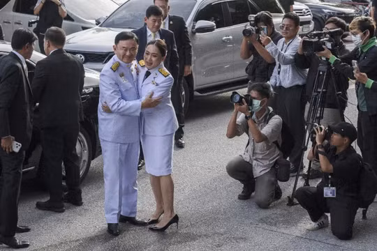 Bà Paetongtarn Shinawatra ôm cha mình, cựu Thủ tướng Thaksin Shinawatra, khi họ đến dự lễ phê chuẩn của hoàng gia chính thức bổ nhiệm bà làm Thủ tướng ngày 18/8/2024. Ảnh: AFP.