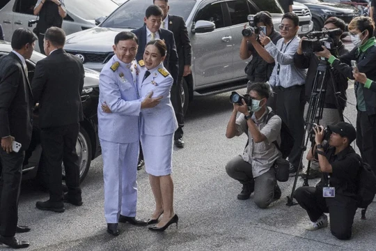 Bà Paetongtarn Shinawatra ôm cha mình, cựu Thủ tướng Thaksin Shinawatra, khi họ đến dự lễ phê chuẩn của hoàng gia chính thức bổ nhiệm bà làm Thủ tướng ngày 18/8/2024. Ảnh: AFP.