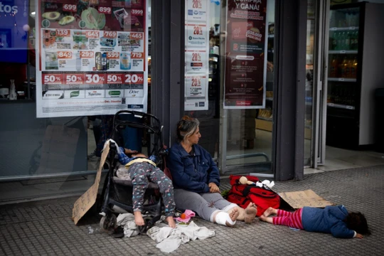 Nhiều người không còn đủ khả năng trả tiền thuê nhà trong cuộc khủng hoảng ở Argentina (Ảnh: FT)