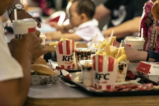 Khách hàng tại một nhà hàng KFC ở Tây An (Ảnh: Bloomberg)