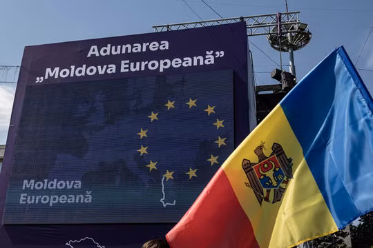 Người dân Moldova cầm quốc kỳ nước này và cờ EU biểu tình ở Chisinau, Moldova. Ảnh: Getty.