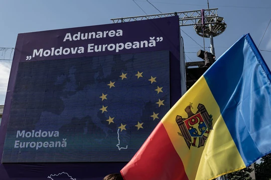 Người dân Moldova cầm quốc kỳ nước này và cờ EU biểu tình ở Chisinau, Moldova. Ảnh: Getty.