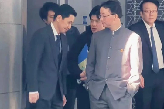 Trưởng ban các vấn đề châu Á của Trung Quốc Liu Jinsong (phải) và quan chức Nhật Bản Masaaki Kanai sau cuộc họp tại Bắc Kinh hôm thứ Ba. Ảnh: SCMP.