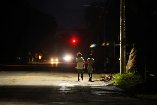 Người dân ở Havana đi dạo bộ trong tối ngày 20/10 (Ảnh: Reuters)