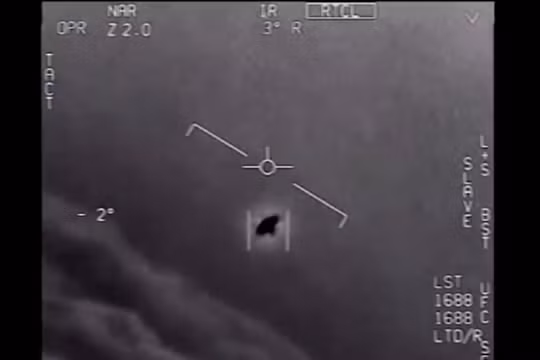 Hình ảnh vật thể bay không xác định (UFO) trong đoạn video mà Hải quân Mỹ ghi lại trong một lần chạm trán (Ảnh: CNN)