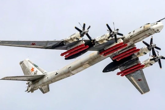 Máy bay ném bom Tu-95MSM với 8 tên lửa hành trình Kh-101/102. Ảnh: MW.