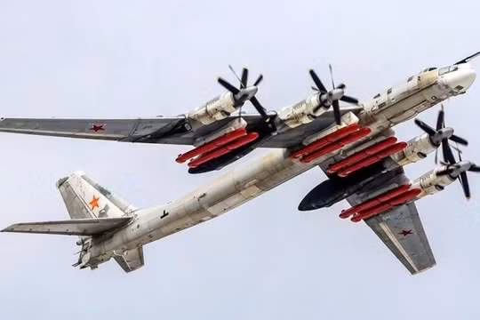 Máy bay ném bom Tu-95MSM với 8 tên lửa hành trình Kh-101/102. Ảnh: MW.