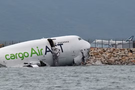 Một chiếc máy bay chở hàng nằm một phần dưới biển sau khi chệch khỏi đường băng khi hạ cánh tại Sân bay Quốc tế ở Hong Kong, Trung Quốc, ngày 20/10. Ảnh: Reuters.