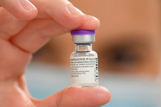 Vaccine ngừa COVID-19 có tên gọi BNT162b2 của Pfizer/BioNTech (Ảnh: FT)