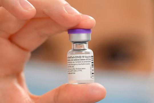 Vaccine ngừa COVID-19 có tên gọi BNT162b2 của Pfizer/BioNTech (Ảnh: FT)