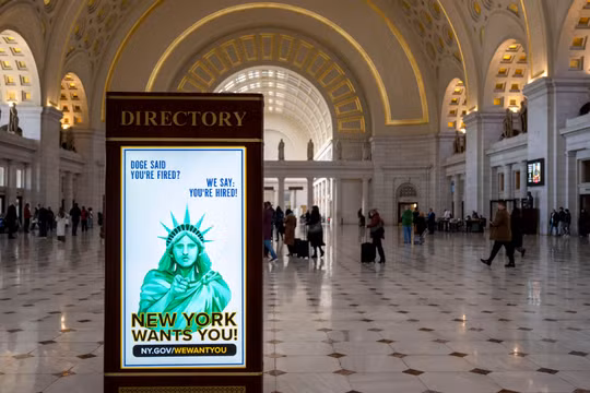 Quảng cáo thu hút các nhân tài liên bang đến tiểu bang New York làm việc. Ảnh: Bloomberg.