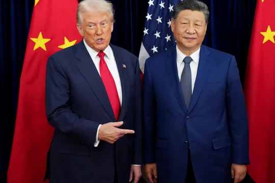 Tổng thống Mỹ Donald Trump chào đón Chủ tịch Trung Quốc Tập Cận Bình trước cuộc gặp song phương tại Căn cứ Không quân Gimhae ở Busan, Hàn Quốc, hôm 30/10. Ảnh: Reuters.