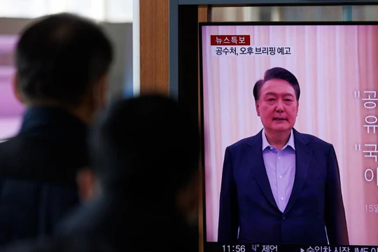 Người dân Hàn Quốc theo dõi diễn biến về Tổng thống Yoon Suk Yeol qua truyền hình .Ảnh: NBC.