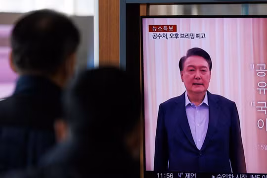 Người dân Hàn Quốc theo dõi diễn biến về Tổng thống Yoon Suk Yeol qua truyền hình .Ảnh: NBC.