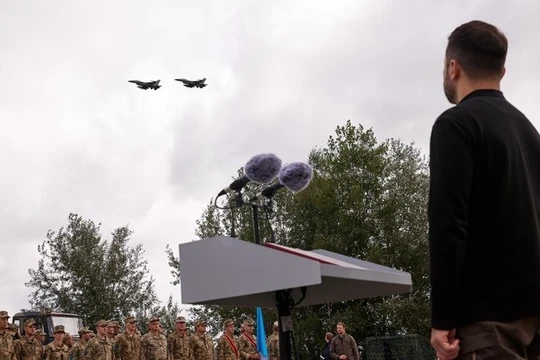 Tổng thống Ukraine Volodymyr Zelensky nhìn vào cặp máy bay chiến đấu F-16 trong bài phát biểu ở Kiev vào đầu tháng 8 (Ảnh: Getty)