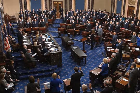 Các nhà lập pháp tại Thượng viện tuyên thệ, bắt đầu phiên xét xử Tổng thống Trump (Nguồn: Axios)