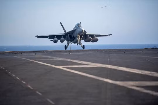 Một chiếc F/A-18 Super Hornet hạ cánh trên sàn đáp tàu USS Dwight D. Eisenhower vào tháng 4. Ảnh: Hải quân Mỹ.