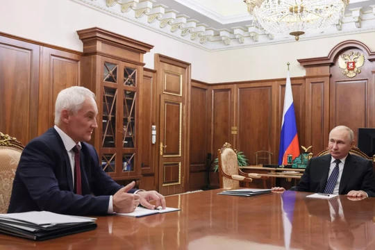 Tổng thống NGa Vladimir Putin thảo luận với Phó Thủ tướng thứ nhất Andrei Belousov tại Moscow (Ảnh: Sputnik)