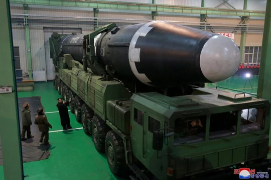 Chủ tịch Triều Tiên Kim Jong-un thị sát một cơ sở chế tạo tên lửa Hwasong-15 (Ảnh: KCNA)