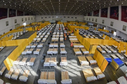 Trong 2 ngày 3 và 4/2, Vũ Hán đã lập thêm 11 bệnh viện tạm để thu nhận, cách ly điều trị và theo dõi những người bệnh nhẹ và nghi nhiễm (Ảnh: hk.on.cc)