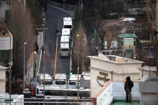 Lối vào dinh thự chính thức của Tổng thống Hàn Quốc Yoon Suk Yeol, người có thể phải đối mặt với nỗ lực bắt giữ lần thứ hai, tại Seoul, Hàn Quốc, ngày 8/1. Ảnh: Reuters.