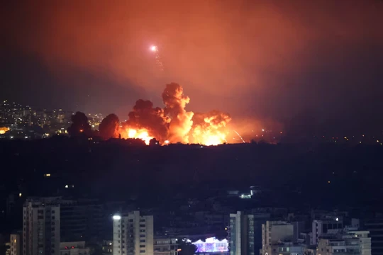 Khói và lửa bốc lên ở vùng ngoại ô phía Nam Beirut, Lebanon sau một cuộc tấn công của Israel ngày 3/10 (Ảnh: Reuters)